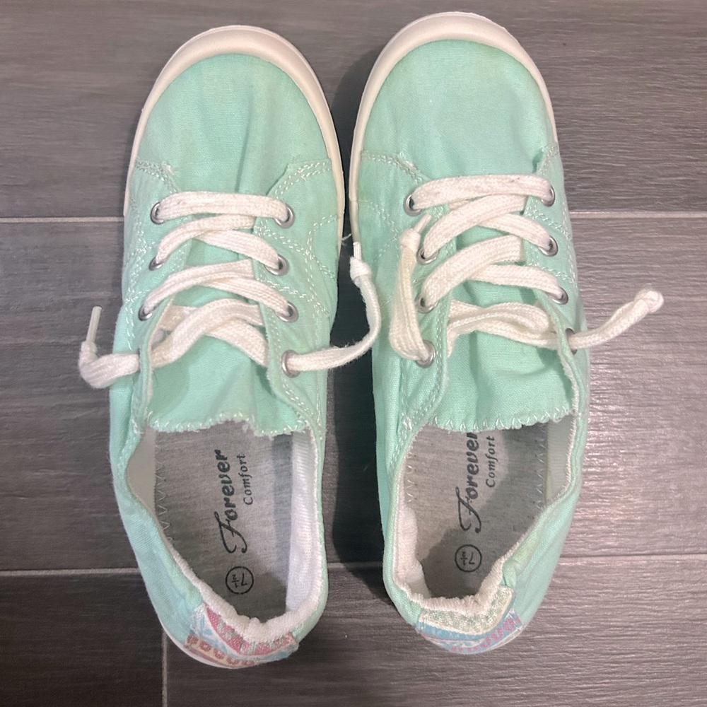 Forever Comfort Women’s Mint Green Canvas Sneakers
